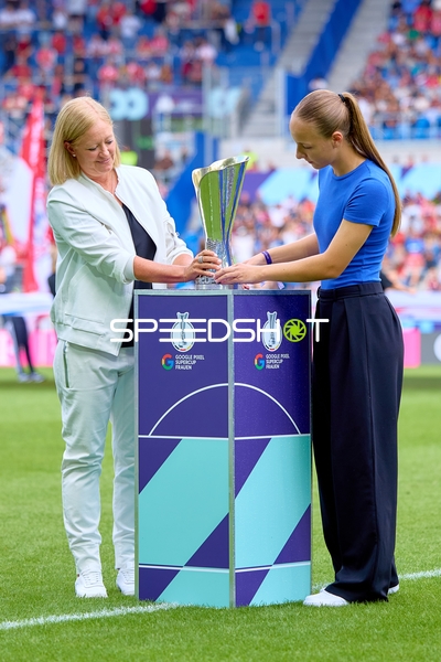 Pokalübergabe mit Renate Lingor (3; Ehrengäste)