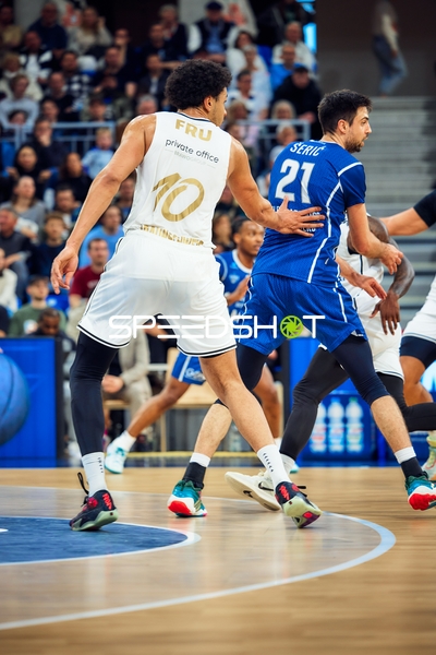 Block von Sananda Fru (10, Basketball Löwen Braunschweig) an Mateo Šerić (21, MLP Academics Heidelberg)