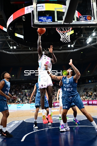 Spielaktion mit Eric Reed Jr. (43; MLP Academics Heidelberg)