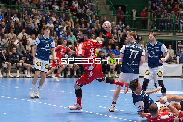 Soeren Steinhaus (53; Bergischer HC) und Gerdas Babarskas (14; Bergischer HC) in Aktion