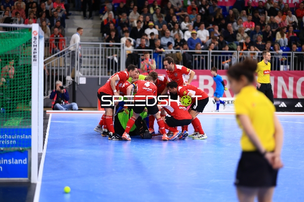 Florian STEYRER (15; Österreich) und Sebastian EITENBERGER (5; Österreich) mit Teamkollegen