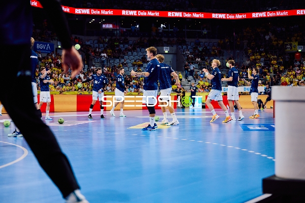 Spieler wärmen sich auf dem Spielfeld auf.