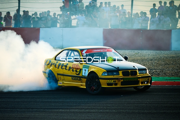 Driftwagen auf der Rennstrecke