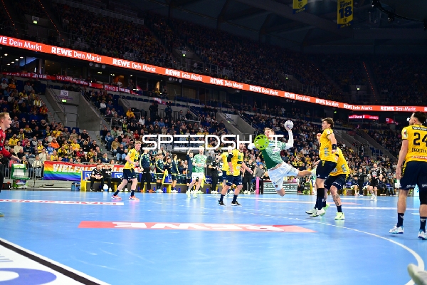 Wurfversuch von Steven Plucnar Jacobsen (9; Rhein Neckar Löwen)