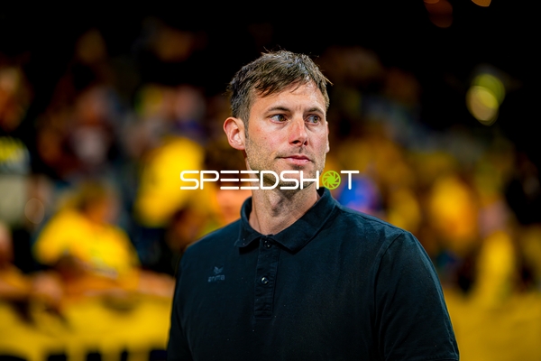 Person vor gelbem Hintergrund