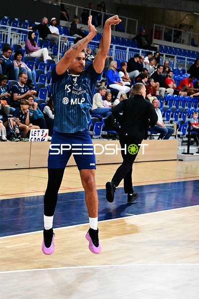 Josia Gentischer (4; MLP) wirft Korb