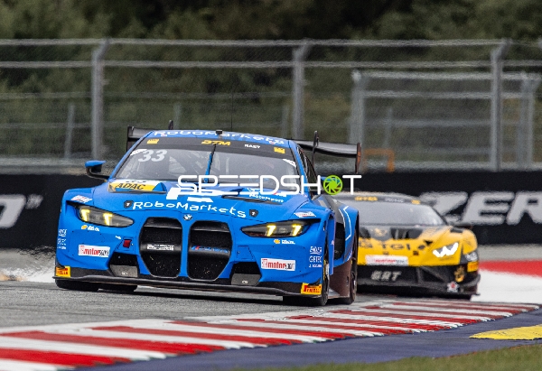 Rennfahrzeug auf der Rennstrecke