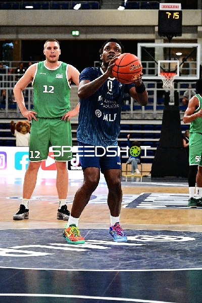 DJ Horne (0; MLP) wirft, Marten Linßen (12; Gladiators Trier) verteidigt