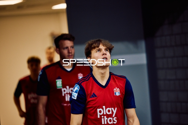 Spieler betreten das Spielfeld