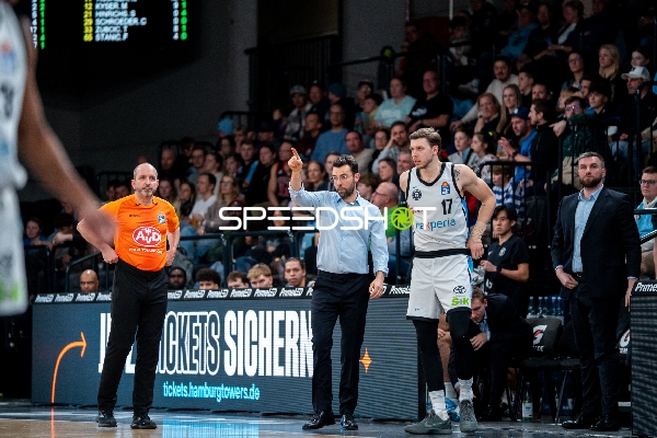 Szene mit Jan Niklas Wimberg (17; Veolia Towers Hamburg) und Trainern