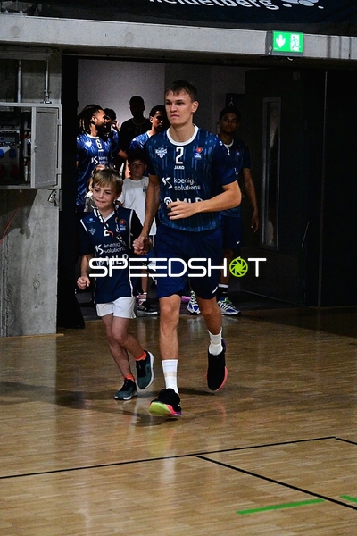 Niklas Würzner (2; MLP) betritt Court