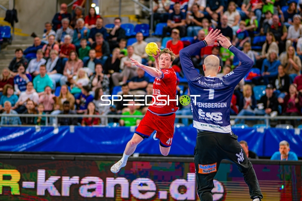 Wurf Till Hermann (41;SG BBM Bietigheim) gegen Bart Ravensbergen (1;Frisch Auf Göppingen)