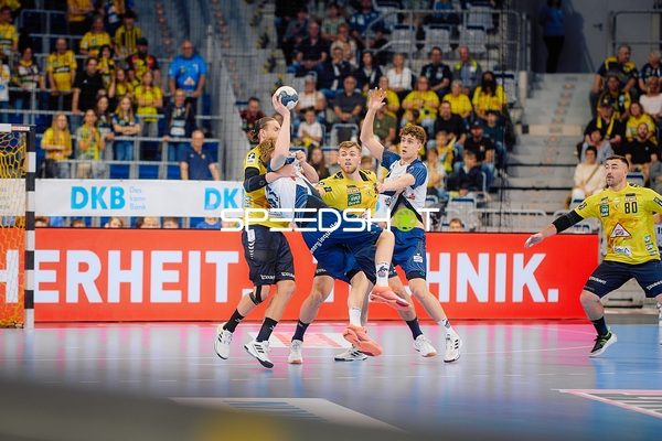 Block durch Steven Plucnar Jacobsen (9;Rhein Neckar Löwen) und Olle Forsell-Schefvert (25, Rhein Neckar Löwen)