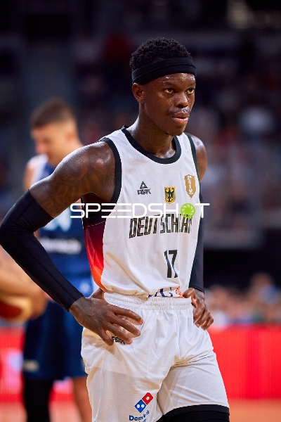 Dennis Schröder (17; Deutschland) auf dem Court