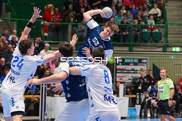 Soeren Steinhaus (53; Bergischer HC) mit Ball in Aktion