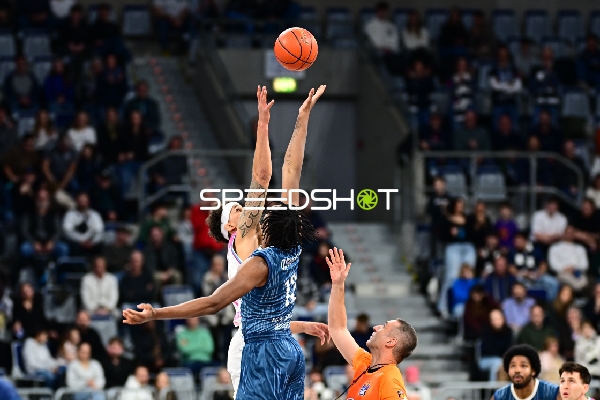 Spielaktion mit Marcus Weathers (00; MLP Academics Heidelberg) und Grayson Murphy (7; Telekom Baskets Bonn)