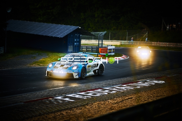 Rennfahrzeug auf der Rennstrecke