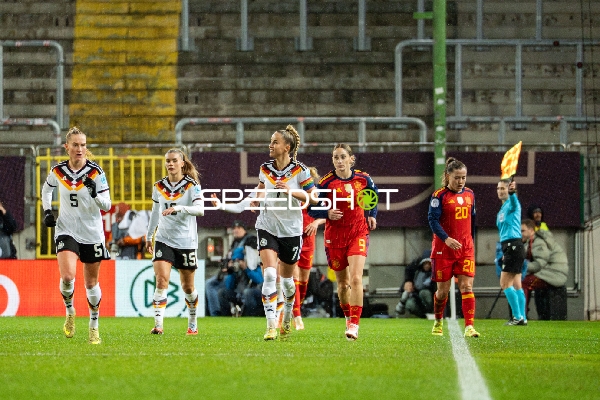 Spieler laufen auf dem Feld