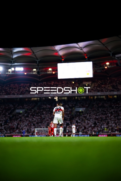 Spieler Lorenz Assignon (22; VfB Stuttgart) auf dem Feld