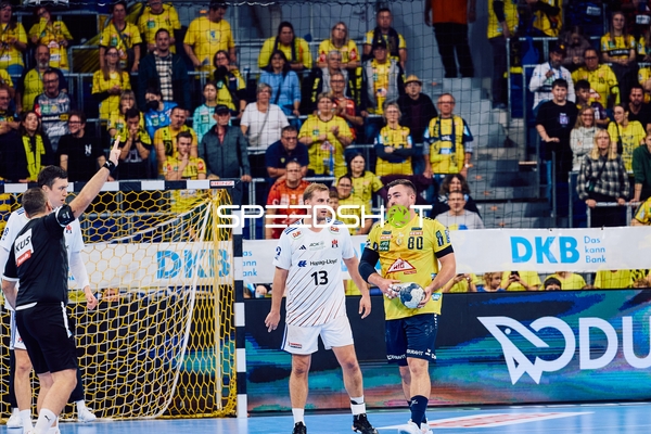 Ein Schiedsrichter zeigt eine Entscheidung auf dem Spielfeld an.