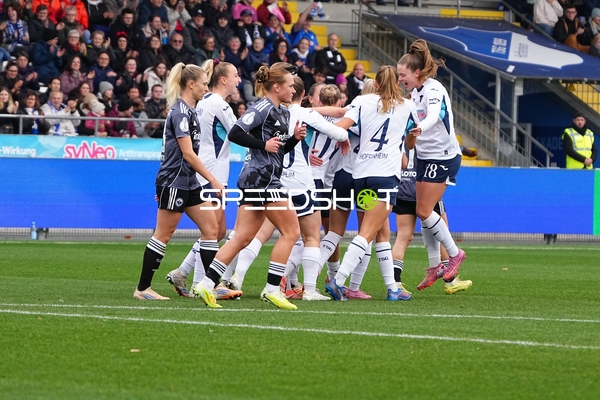 Spieler feiern gemeinsam