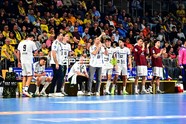 Szene mit Blazenko Lackovic (0; HSV Hamburg) und Teamkollegen