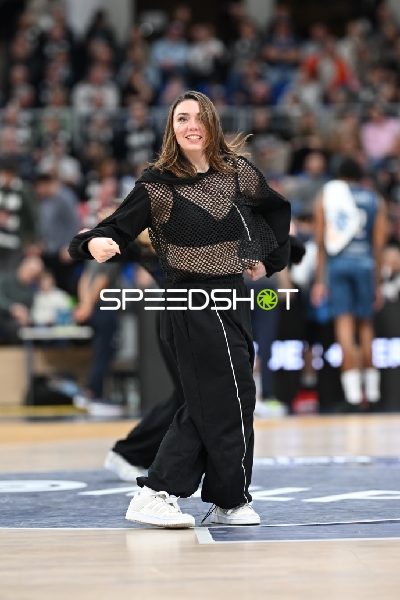 Person auf Spielfeld ohne Spielaktion