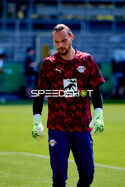 Torwart Maarten Vandevoordt (26; RB Leipzig) beim Aufwärmen