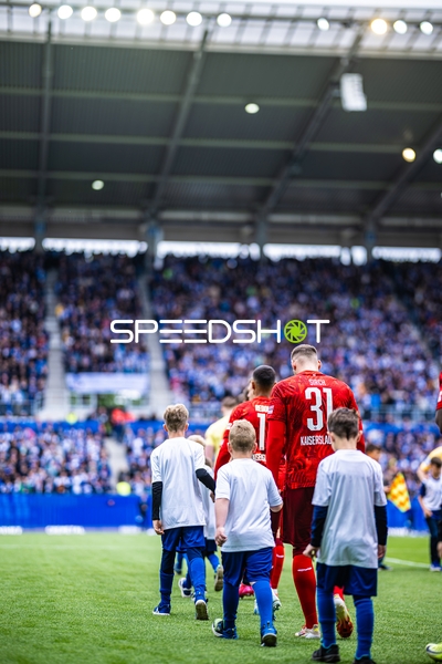 Spieler laufen ein Luca Sirch (31, 1. FC Kaiserslautern), Julian Krahl (1, 1. FC Kaiserslautern)