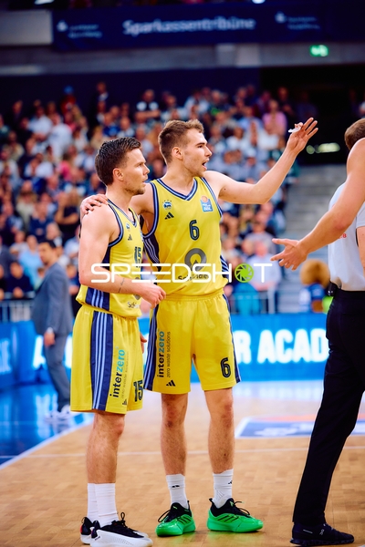 Spieler von Alba Berlin diskutieren vor Spielbeginn