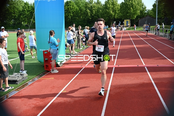 Läufer läuft auf der Bahn