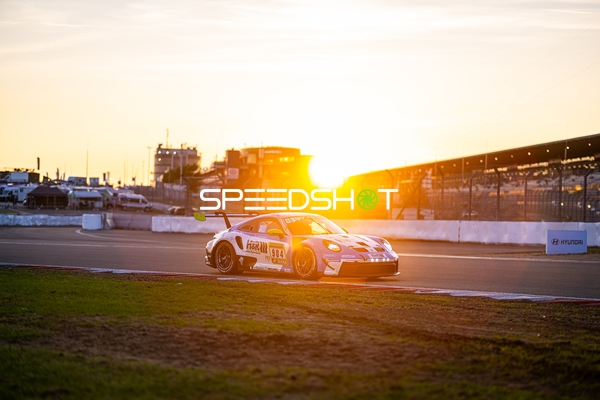 Rennfahrzeug auf der Rennstrecke