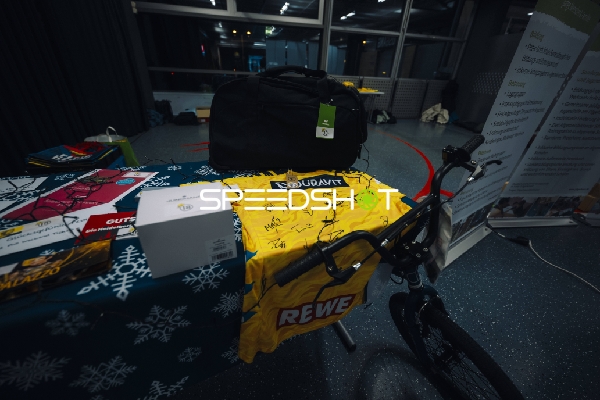 Signiertes Trikot und BMX Fahrrad