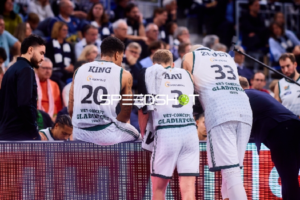 Szene mit Clayton Thomas Guillozet (4; Gladiators Trier) und John Stuart Mann (24; Gladiators Trier)