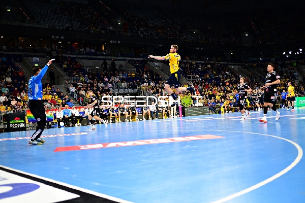 Tim Nothdurft (28; Rhein Neckar Löwen) und Christoph Steinert (44; HC Erlangen) in Aktion