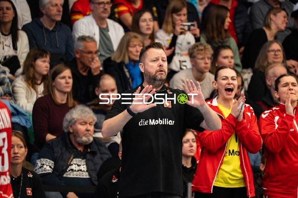 Trainer Knut Ove Joa (999; Schweiz) gibt Anweisungen