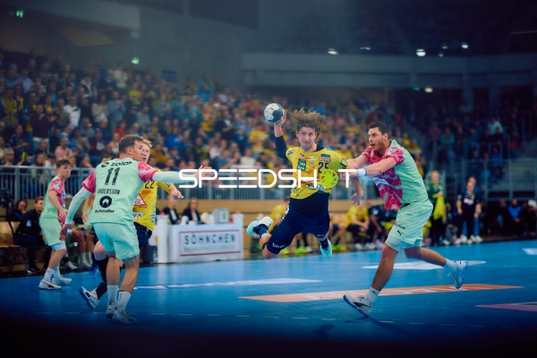 Ein Spieler von Rhein Neckar Löwen springt und wirft den Ball Richtung Tor.