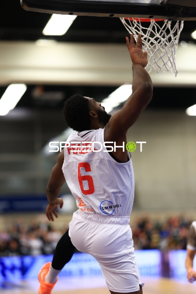 KeyShawn Feazell (6; Basketball Nymburg) am Korb