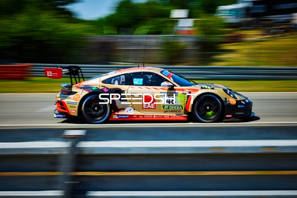 Rennfahrzeug auf der Rennstrecke