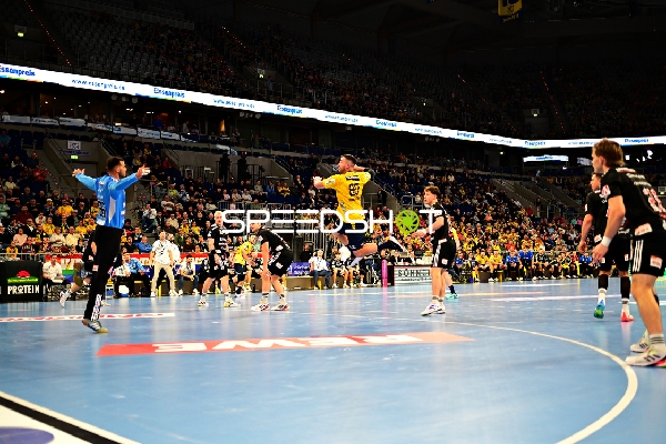 Handball-Szene mit Sprungwurf