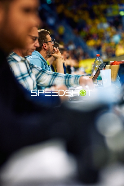 Sportjournalisten arbeiten während des Spiels.