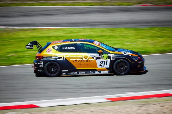 Tourenwagen auf der Rennstrecke