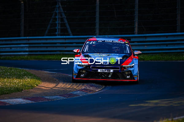 Rennfahrzeug auf der Rennstrecke