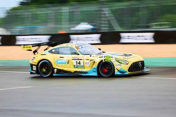 ROWE RACING (14): Fabian Schiller, Luca Stolz, Maxime Martin auf der Rennstrecke