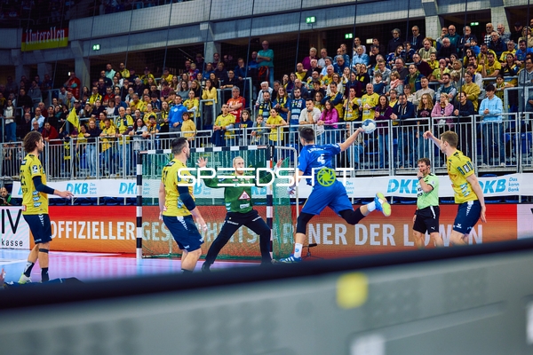 ThSV Eisenach Spieler springt zum Wurf auf das Tor von Rhein Neckar Löwen.