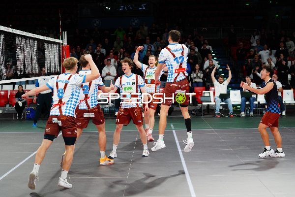 Jubel mit Simon Gallas (24; WWK Volleys Herrsching) und Tobias Hosch (11; WWK Volleys Herrsching)