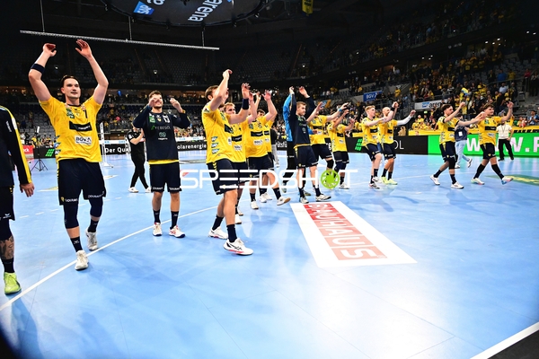 Rhein Neckar Löwen jubeln gemeinsam