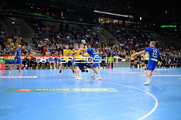 Zweikampf zwischen Jannik Kohlbacher (80; Rhein Neckar Löwen), Edwin Aspenbäck (78; Rhein Neckar Löwen) und Kai Häfner (34; TVB 1898 Stuttgart)