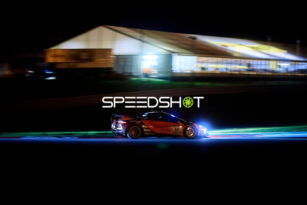 Rennfahrzeug auf der Rennstrecke