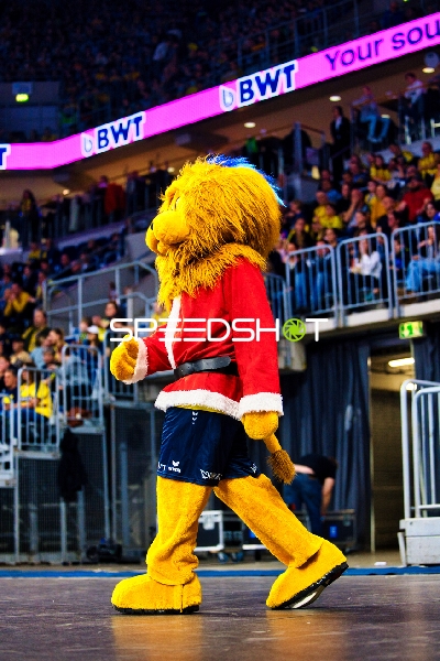 Maskottchen in Weihnachtskostüm auf dem Spielfeld